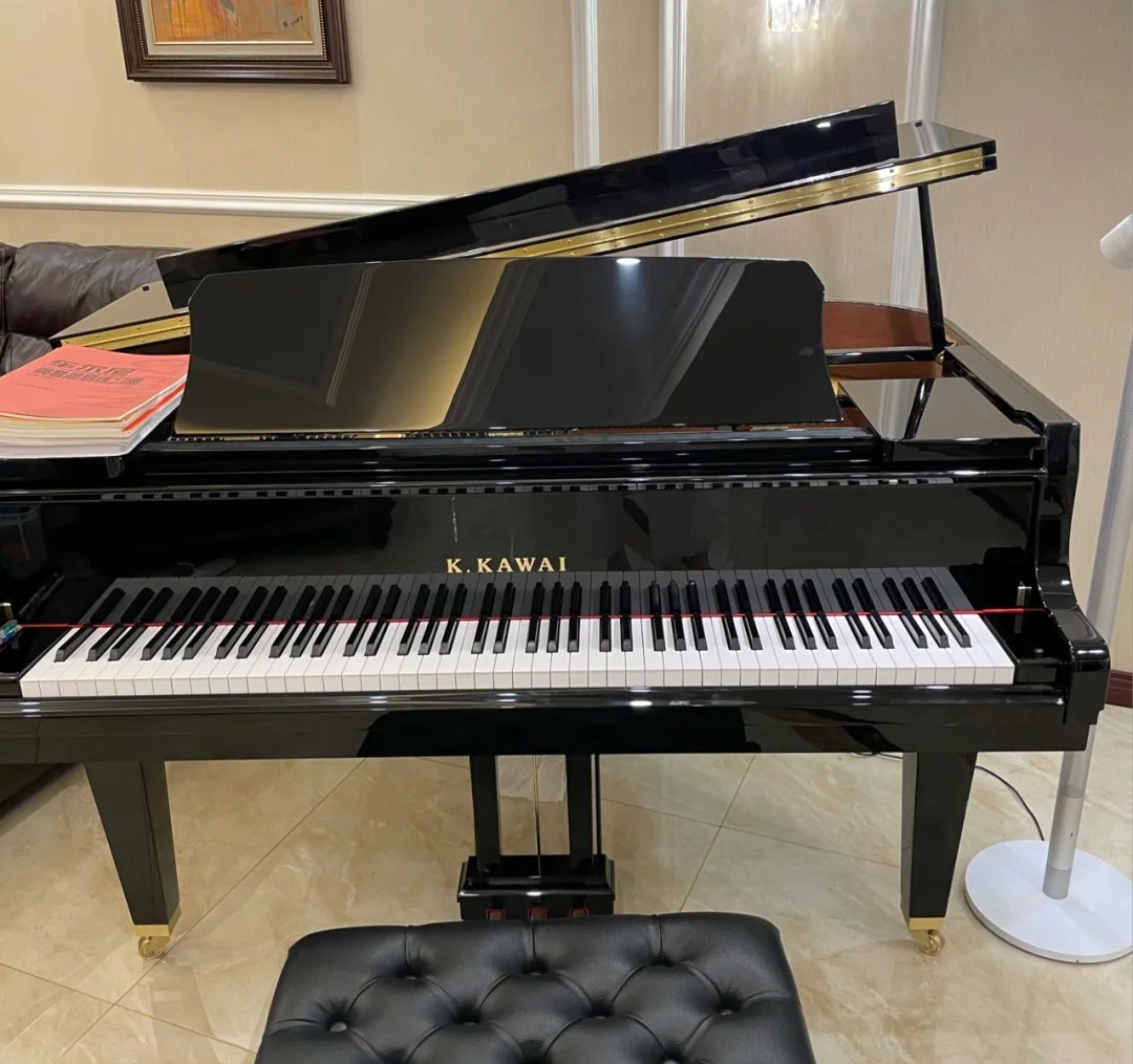 Piano à queue Kawai GL-30 de 166 cm en finition ébène poli, couvercle ouvert avec partition