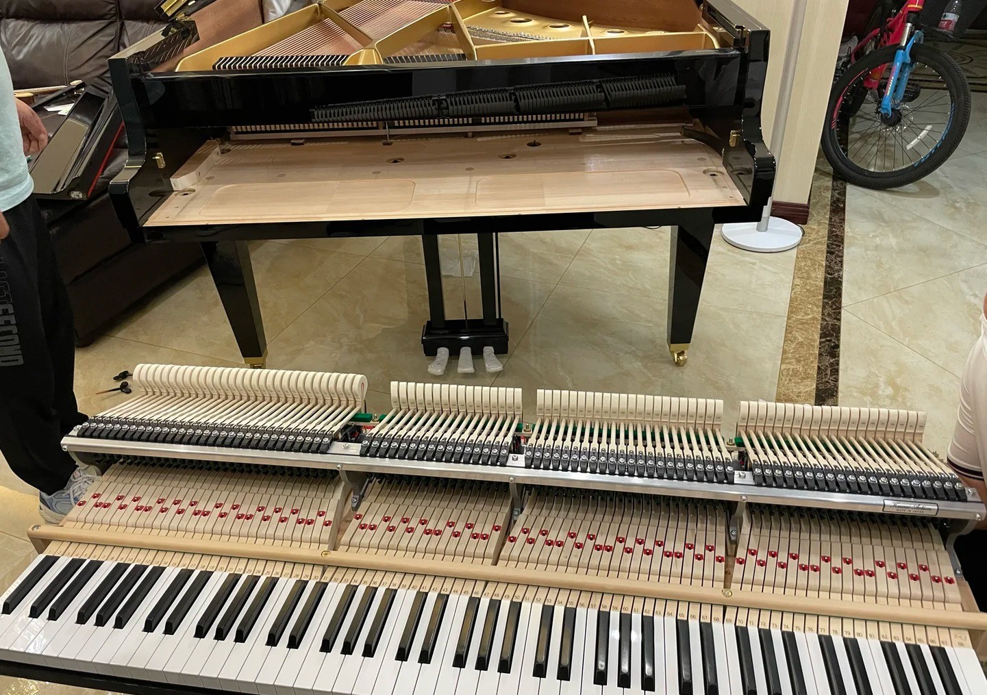 Mécanique Millennium III du Kawai GL-30 extraite de la caisse pour révision technique