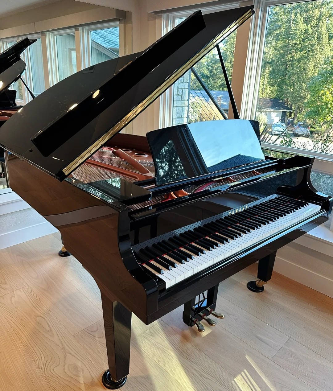 Yamaha C3X poli noir - Piano à queue de concert 186 cm dans un salon lumineux