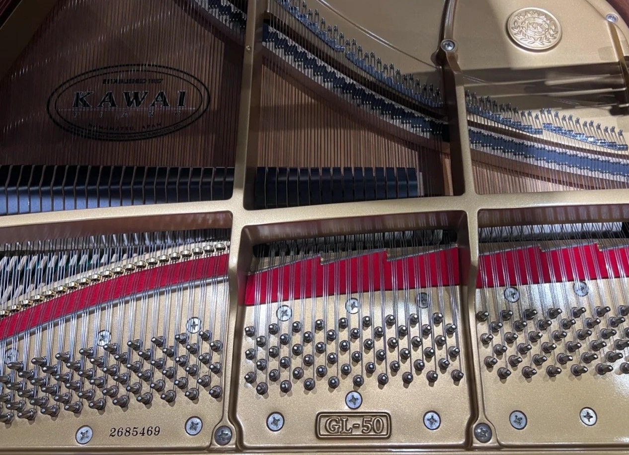 Vue intérieure du Kawai GL-50 montrant les cordes et la mécanique Millenium III