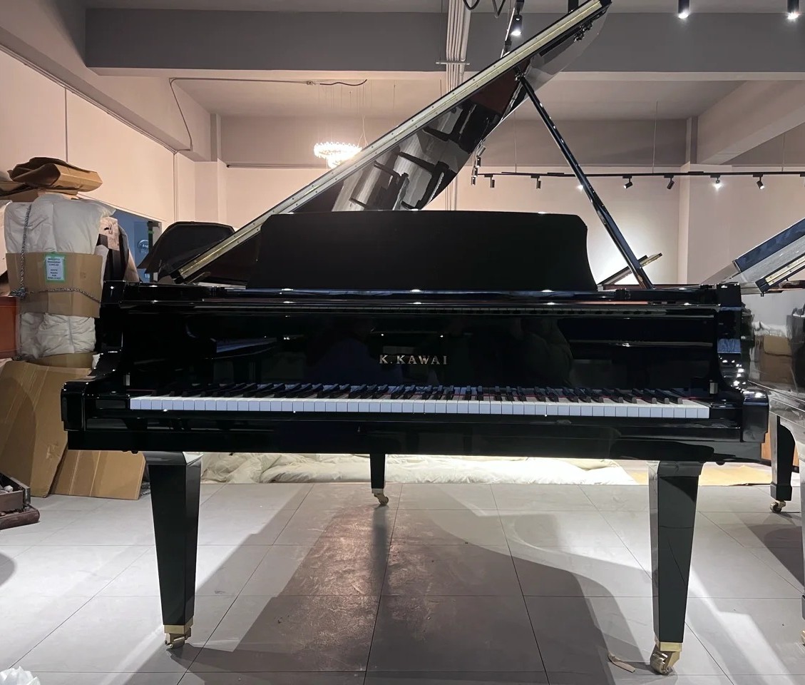 Piano à queue Kawai GL-50 de 188 cm vu de face, finition ébène poli
