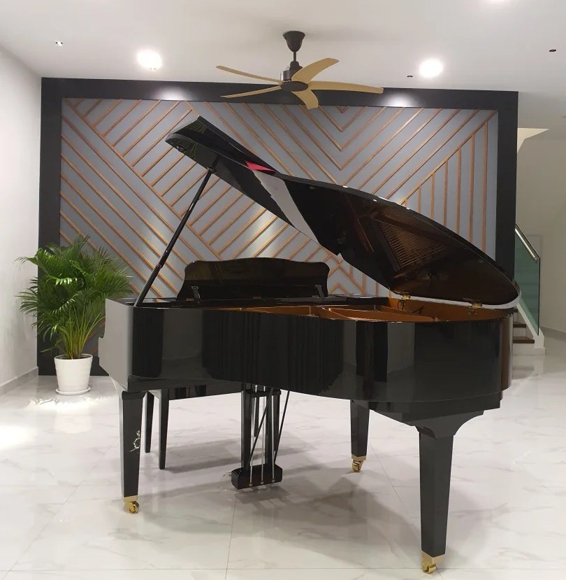 Piano à queue Yamaha GB1K compact vu de côté, couvercle ouvert